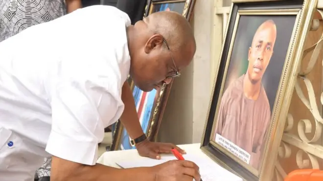 Rivers State Governor dey sign condelence register of late Dr. Ferry Gberegbe
