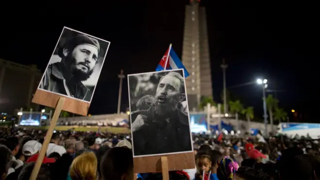 ریوولوشن سکوئر پر جمع افراد نے 'انقلاب زندہ باد' اور 'فیدل! فیدل!' کے نعرے لگائے ہیں