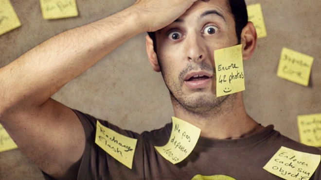 (รูปผู้ชายเอ๋อมีโพสต์อิทแปะตามตัว