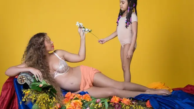 Bəzi şəkillərdə Beyonce 5 yaşlı qızı İvy Blue ilə təsvir olunur