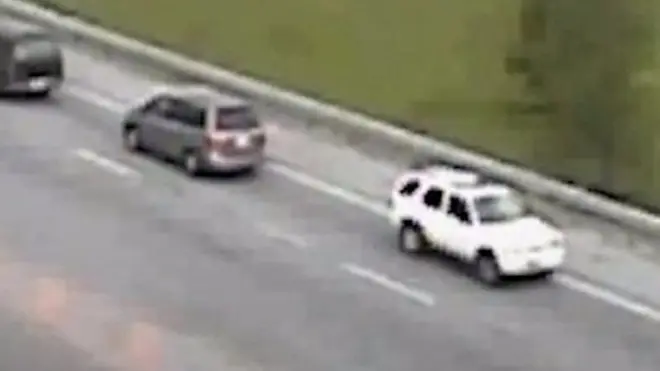 سيارة تسير إلى الخلف نحو الفين متر