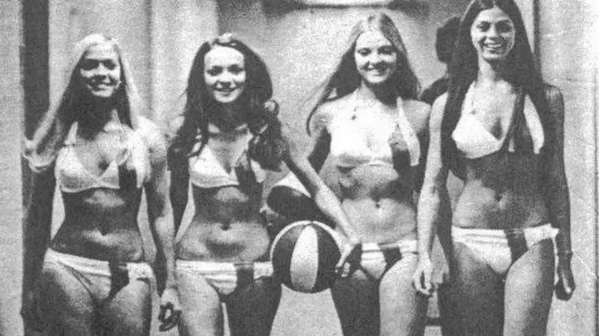 Las Chicas Mutiny atendían a los clientes del hotel.