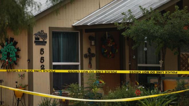 Domiciliojogos bets bolaSalvador Ramos acordonado por la policía.