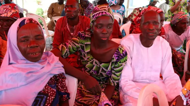 جانب من اللقاء بين الفتيات وأسرهن