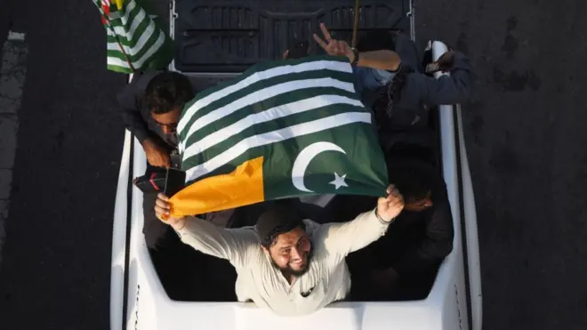 پاکستان کے زیرِ انتظام کشمیر کا قومی پرچم