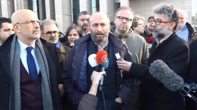 CHP milletvekili Enis Berberoğlu ( solda ) ve Cumhuriyet gazetesi Ankara temsilcisi Erdem Gül adliye çıkışında açıklama yaptı.