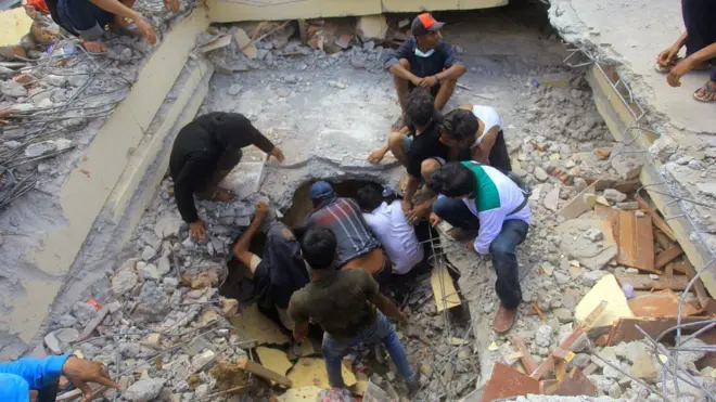 Di beberapa tempat, upaya penyelamatan korban yang terperangkap puing-puing tanpa menggunakan alat-alat berat.