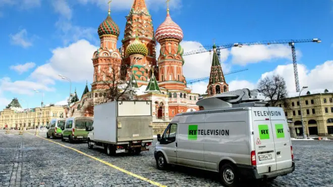 Van da TV estatal russa RT estacionada em frente à Catedral de São Basílio e ao Kremlin, em Moscou
