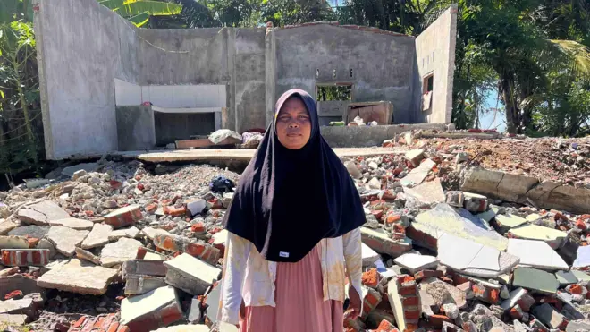 Mawaddah adalah satu dari sekelompok warga di Kuala Cangkoi, Aceh Utara, yang menghadapi dahsyatnya bencana tsunami 2004 dan banjir 2025.