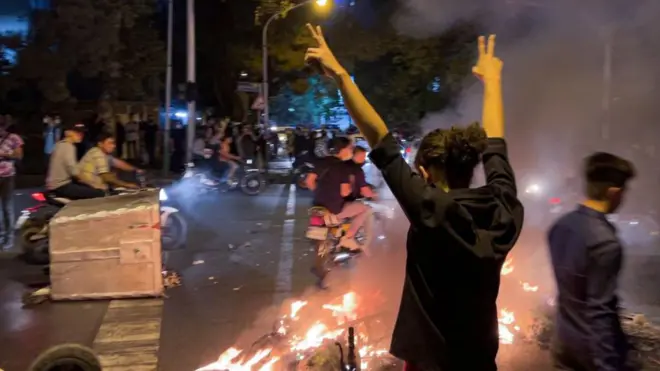 دختر معترض در خیابانی در تهران