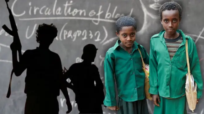 ከጀርባቸው ታጣቂዎች የሚታዩ እና ደብተር የያዙ ሁለት ተማሪዎች