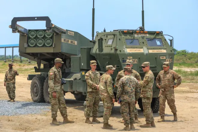 Binh lính Mỹ trước bệ phóng pháo phản lực HIMARS trong khuôn khổ đợt tập trận Balikatan năm 2023 của Mỹ và Philippines 