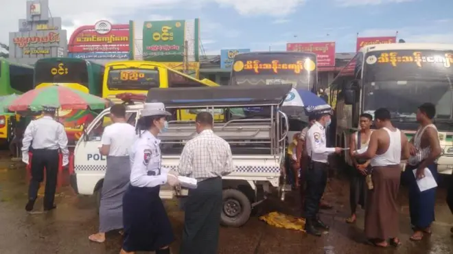 အောင်မင်္ဂလာအဝေးပြေးမှာ ယာဥ်ထိန်းရဲတွေက ယာဥ်စည်းကမ်းပညာပေးနေတဲ့မြင်ကွင်း (ပုံဟောင်း) 