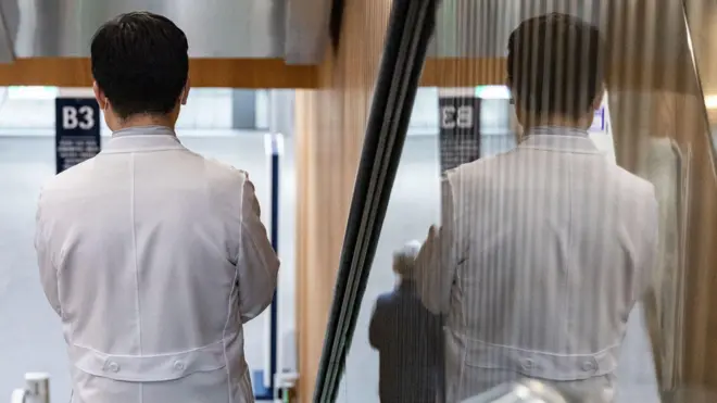 의사 가운을 입은 남성