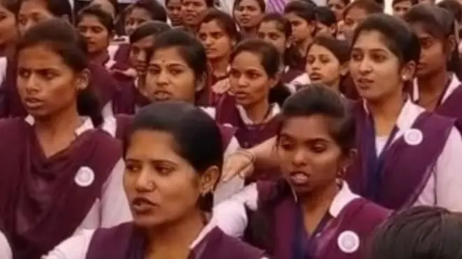 शपथ लेती छात्राएं