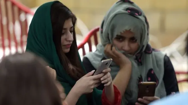 یونیورسٹی طلبا (فائل فوٹو)