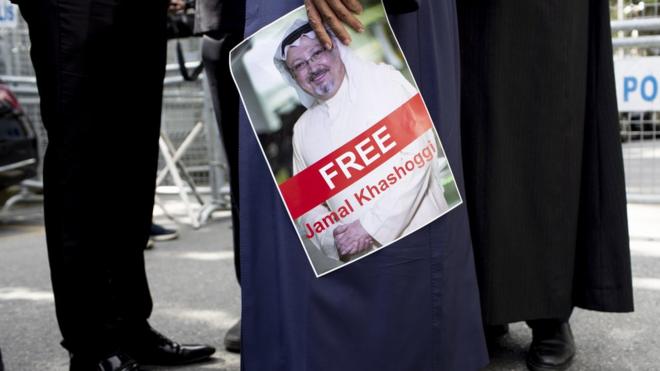 Manifestante segura cartaz com imagem de Khashoggi