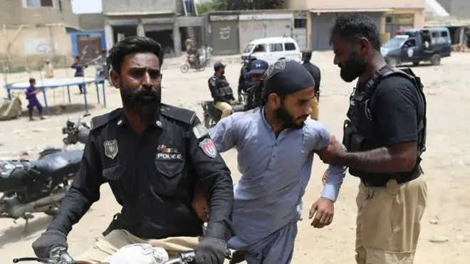  د بې اسنادو افغان کډوالو د نیولو لپاره په کراچۍ ښار کې د پاکستاني پولیسو عملیات - جولای څلورمه، ۲۰۲۶