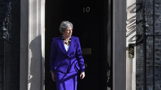 Perdana Menteri Theresa May berdiri di depan pintu kediamannya yang terletak di Downing Street Nomor 10, London.