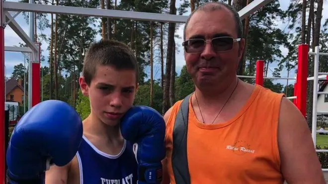 Yuriy na baba yake, Ruslan, walikuwa wakijaribu kupata msaada wa kibinadamu wakati askari wa Urusi alipowazuia