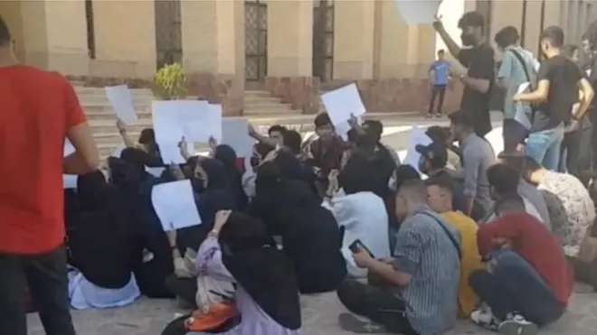 د حکیم سبزواري په نامه پوهنځي محصلینو له احتجاجیانو سره د همغږۍ په پار شعارونه ورکول.