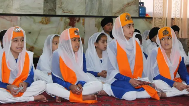 هندوها و سیک‌ها می‌گویند که عبادتگاه‌های شان را به صنف‌های درسی فرزندان شان مبدل کرده‌اند