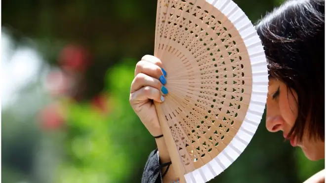 Жінка з віялом