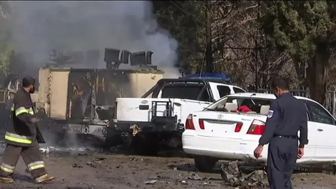 در جنوب افغانستان، حمله انتحاری دستکم 6 کشته داشته. انفجار در لشکرگاه، مرکز ولایت هلمند رخ داد وقتی مهاجم اتومبیل بمبگذاری شده اش را به صف سربازان زد