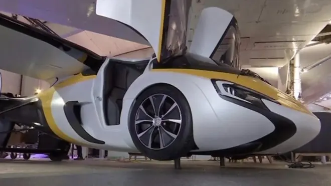 Гибрид автомобиля и самолета.