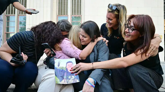 Лора Маркес-Гарретт (3R), адвокат истцов от SMVLC (Центр правовой помощи жертвам социальных сетей), вместе с родственниками потерпевших наблюдает за их реакцией на известие о том, что присяжные признали Meta и YouTube виновными в деле о зависимости от социальных сетей, у здания Верховного суда Лос-Анджелеса в Лос-Анджелесе 25 марта 2026 года.