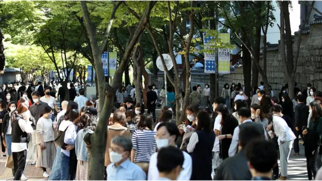 '단계적 일상회복' 이른바 위드 코로나로의 방역체계 전환 방안을 논의하는 코로나19 일상회복지원위원회가 출범한 13일 서울 중구 덕수궁 돌담길에서 점심식사를 마친 직장인들이 사무실로 이동하고 있다