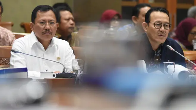 Menteri Kesehatan Terawan Agus Putranto (kiri) dan Dirut BPJS Kesehatan Fahmi Idris (kanan) mengikuti rapat kerja dengan Komisi IX DPR di Kompleks Parlemen, Senayan, Jakarta, Rabu (6/11/2019)