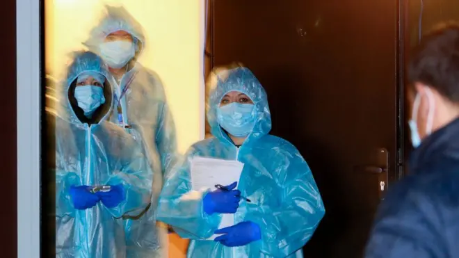 Үйлөрдү кыдырып иштеген дарыгерлердин баарында эле коргонуу кийимдери болгон эмес