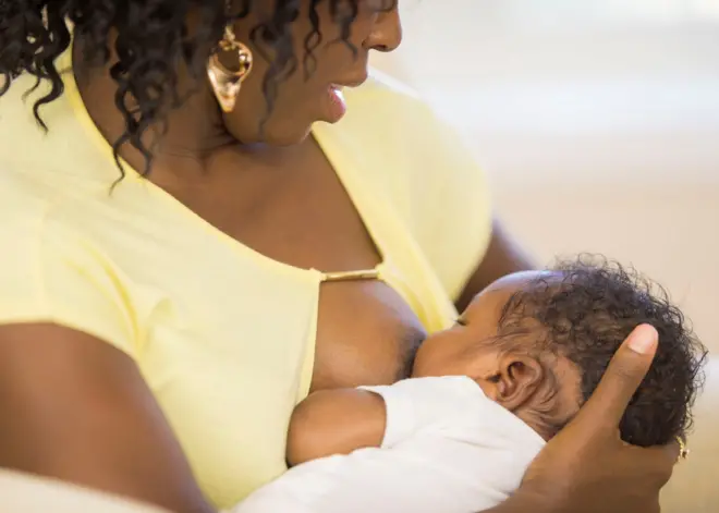 Femme allaitant son bébé