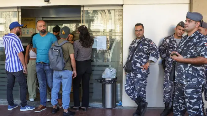 Nasabah bank di Lebanon