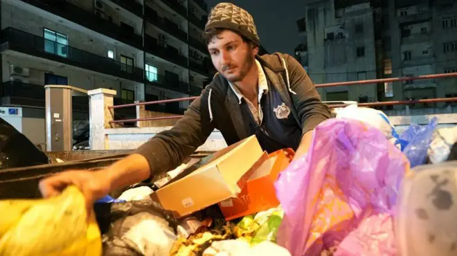 دیری فیضل از راه پیدا کردن پلاستیک‌ها در آشغال‌ها زندگی می‌کند