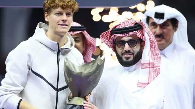 یانیک سینر با پیروزی مقابل کارلوس آلکاراس قهرمان تورنمنت نمایشی «شش پادشاه اسلم» در عربستان سعودی شد