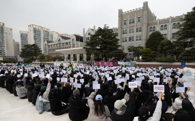 동덕여자대학교 총학생회를 비롯한 학생들이 20일 오후 동덕대학교 운동장에서 남녀공학 전환과 총장 직선제 문제를 논의하는 학생총회에서 남녀공학 전환 찬반투표를 하고 있다.