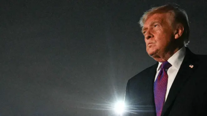 الرئيس الأمريكي دونالد ترامب يتحدث إلى الصحفيين لدى عودته إلى قاعدة أندروز الجوية المشتركة في ولاية ماريلاند في 11 مارس/آذار 2026. 