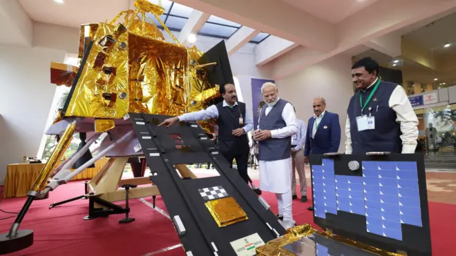 ఇస్రో శాస్త్రవేత్తలతో నరేంద్ర మోదీ