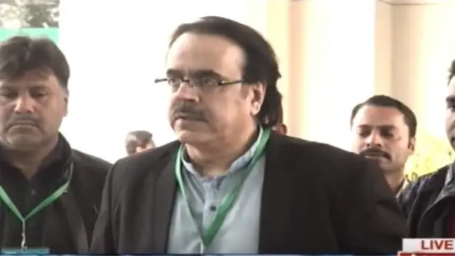 ڈاکٹر شاہد مسعود سپریم کورٹ میں پیشی کے بعد میڈیا سے گفتگو کرتے ہوئے