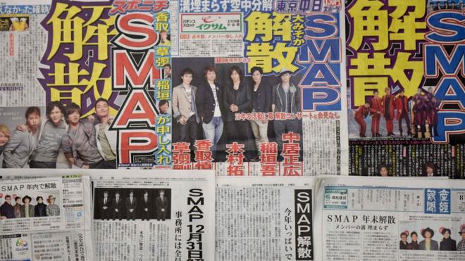This picture shows Japanese papers reporting on the popular Japanese boy band SMAP"s break up at the end of the year in Tokyo on August 14, 2016