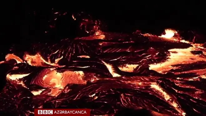 Hawaii-də Kilauea vulkanının Pulama Pali yamacından axan lava axını məftunedicidir.