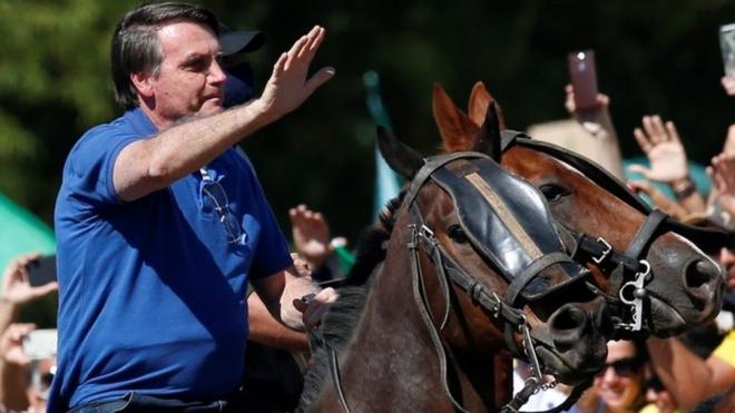 Bolsonaro em cavalo acena para manifestantes