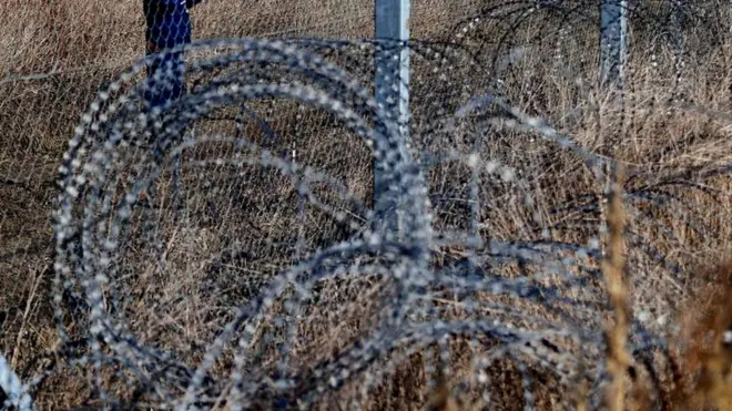 د افغانستان د بهرنيو چارو وزارت چارواکي وايي د ډيورنډ کرښې په اوږدو کې د اغزن تار د غځولو دوام به دوی اړ کړي چې د پرېکړې لپاره ولس ته مخ واړوي.