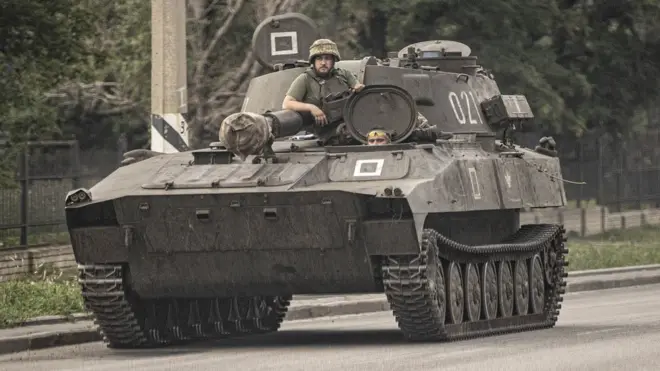 У российской армии подавляющее превосходство в артиллерии, но снарядов стало меньше из-за взорванных складов