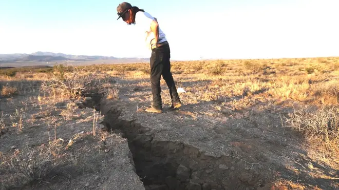 Тріщина у землі