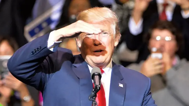 特朗普在北卡罗莱纳州一场演讲中将手挡在额前