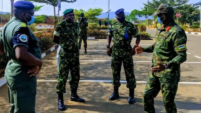 Abasirikare babiri b'u Burundi (hagati) baganira n'uw'u Rwanda (iburyo) hamwe n'uwa EJVM (ibumoso) ku mupaka wa Nemba