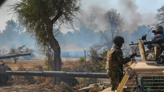 Нигерийская армия не раз уничтожала лагеря исламистов в лесу Самбиса (на фото - май 2015 г.)